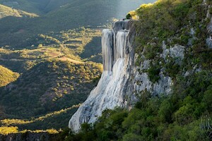 Удивительный водопад Мексики, сложенный из камня