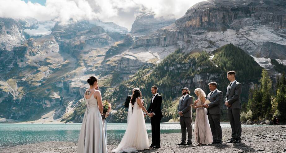 Фото дня: свадьба на берегу горного озера