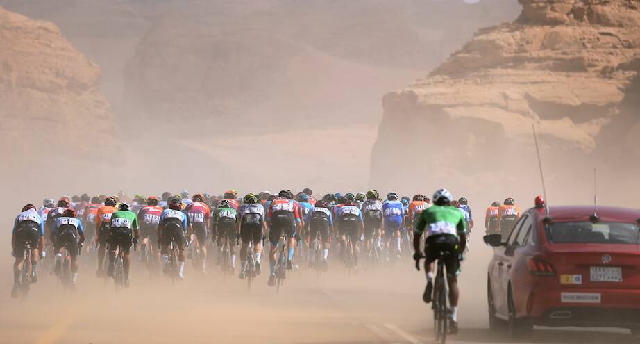 Фото дня: участники велогонки по Саудовской Аравии