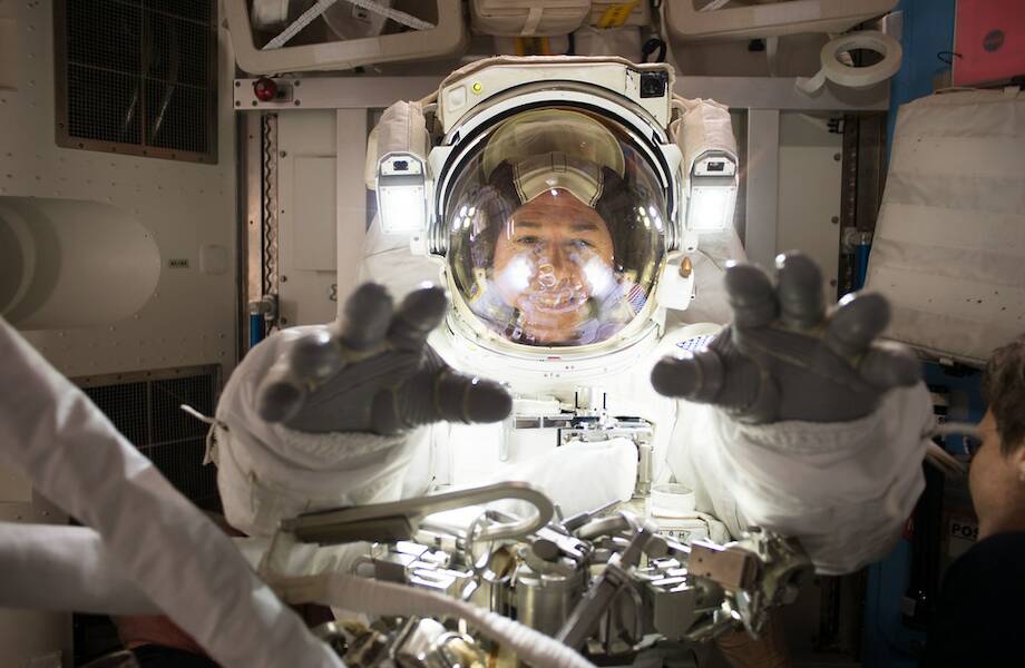 Видео: космонавт застрял на борту МКС, находясь в невесомости