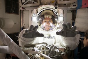 Видео: космонавт застрял на борту МКС, находясь в невесомости