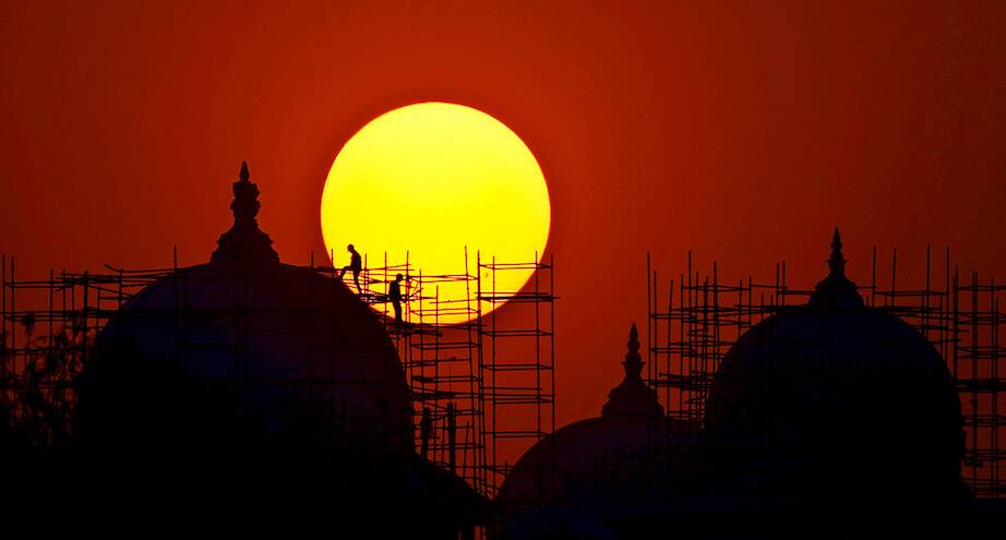 Фото дня: горизонт индийского города на закате