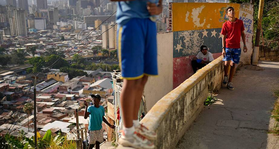 Фото дня: венесуэльские подростки