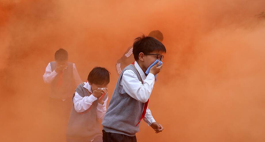 Фото дня: китайских школьников учат правилам поведения во время стихийных бедствий