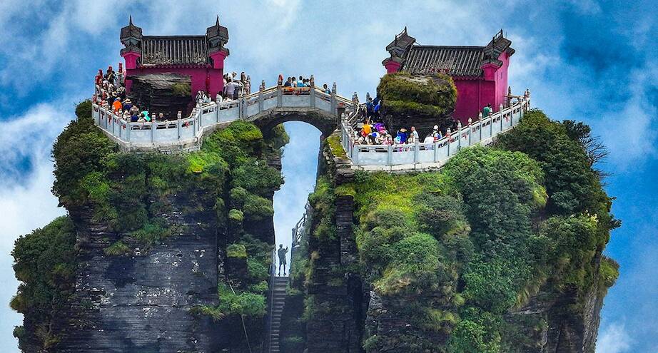 Фото дня: китайские туристы посещают горные монастыри