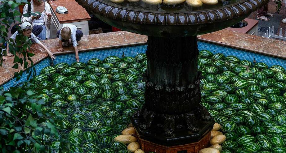 Фото дня: арбузы и дыни в фонтане ГУМа