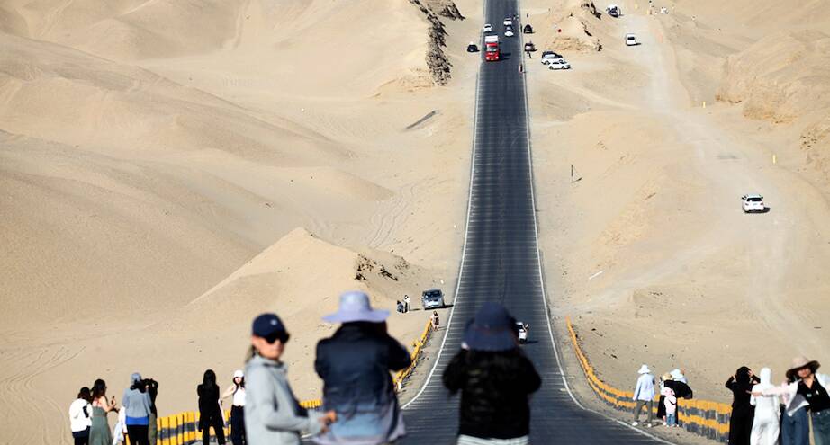 Фото дня: дорога среди пустыни