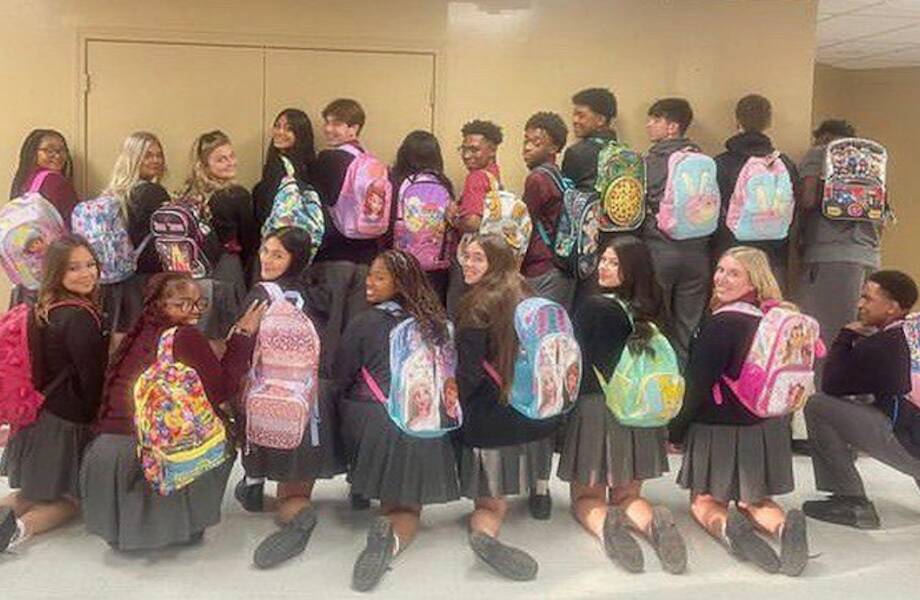 13 фото челленджа от старшеклассников, которые пришли в школу с детскими рюкзаками