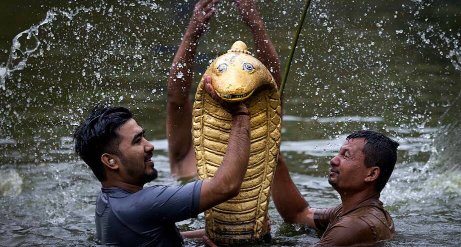 Фото дня: змеиный фестиваль в Непале
