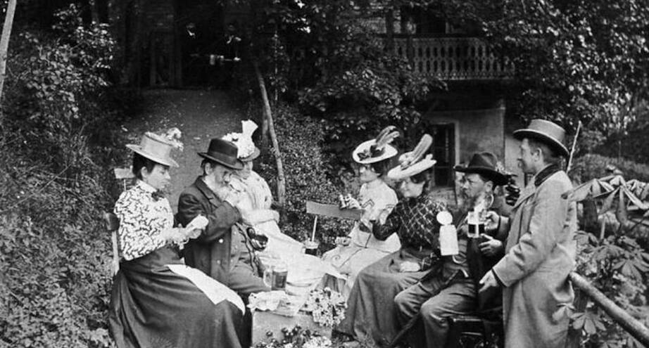 Фото дня: гости пивного сада в Мюнхене, начало ХХ века