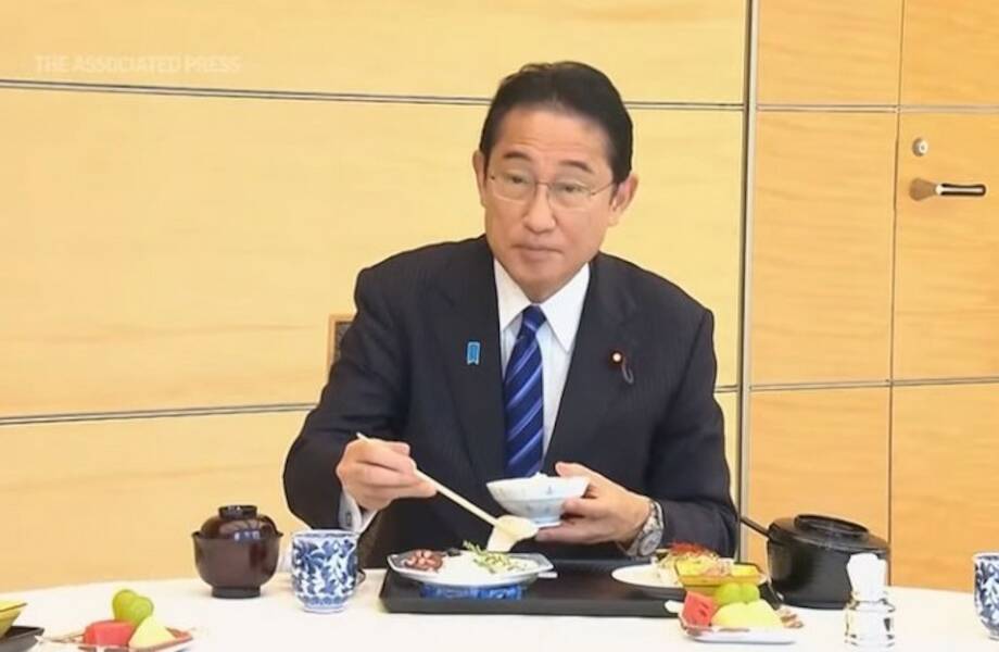 Видео: японский премьер съел морепродукты, которые поймали в зоне АЭС