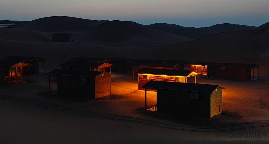 Фото дня: отель посреди пустыни