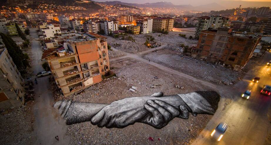 Фото дня: ленд-арт от Гийома Легро в турецком городе, пострадавшем от землетрясения
