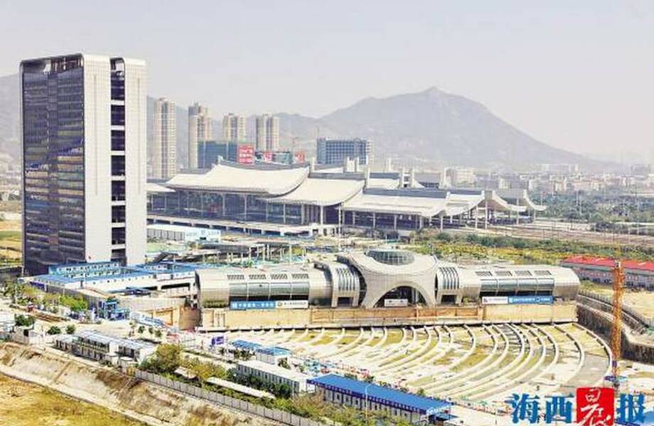 Видео: как китайцы передвинули автовокзал весом 30 тысяч тонн