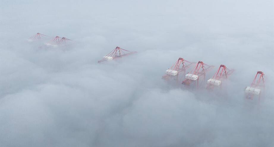 Фото дня: китайский порт в тумане