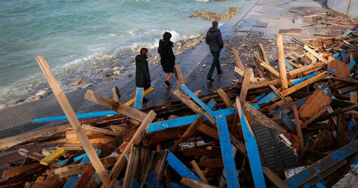 Фото дня: после шторма в Севастополе