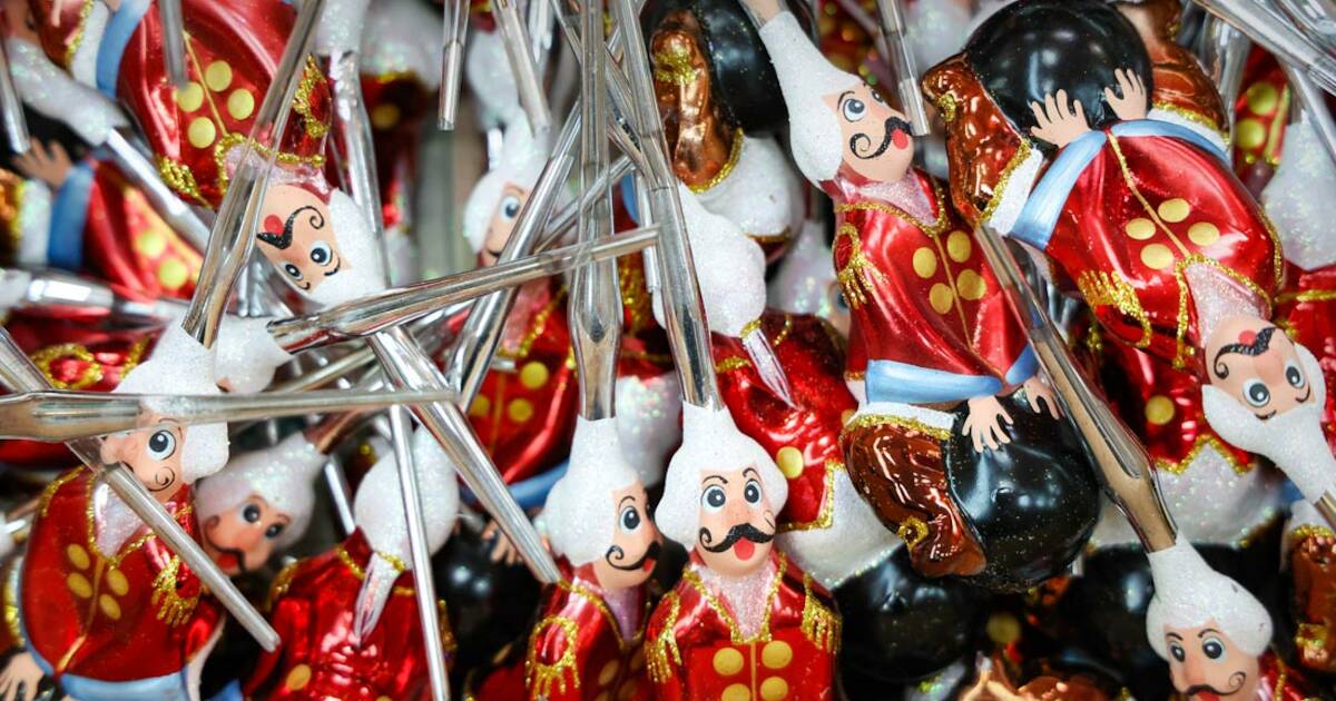 Фото дня: на российской фабрике елочных игрушек