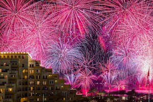 Новогодний фейерверк и шоу дронов на рекорд мира в эмирате Рас-эль-Хайма, ОАЭ