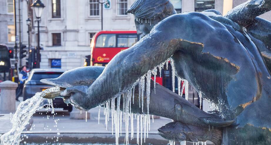 Фото дня: из-за морозов в Лондоне замерз фонтан