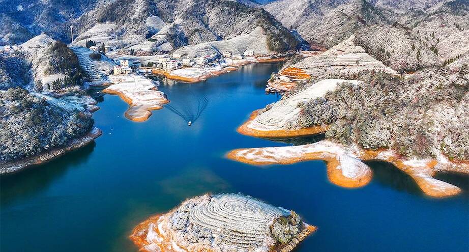 Фото дня: озеро Тысячи островов после снегопада, Китай