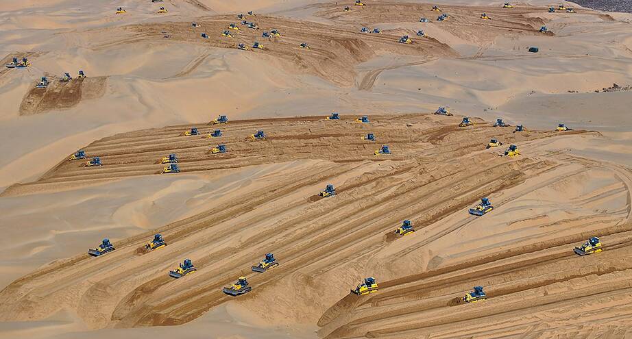 Фото дня: строительство электростанции в китайской пустыне