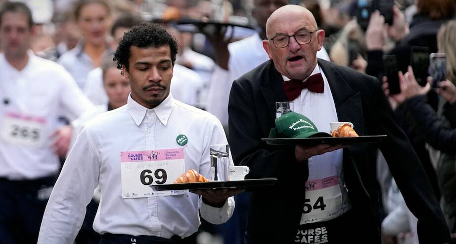 Фото дня: забег официантов в Париже