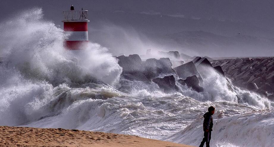 Фото дня: волны в Назаре, Португалия