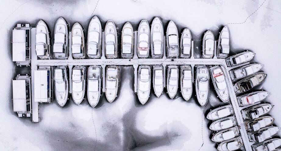 Фото дня: заснеженная гавань в Германии