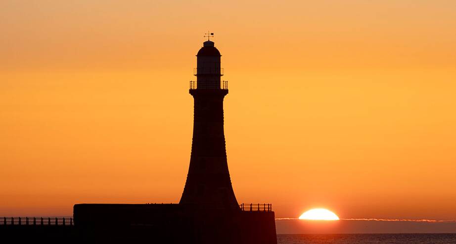 Фото дня: маяк на рассвете