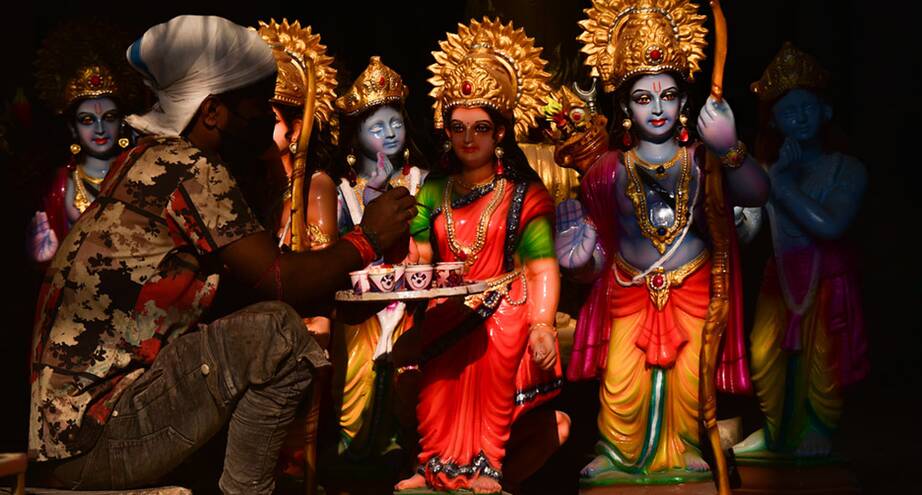 Фото дня: подготовка к фестивалю Рама-навами в Индии