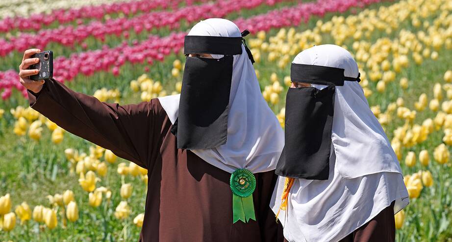 Фото дня: памятное фото среди тюльпанов, Индия